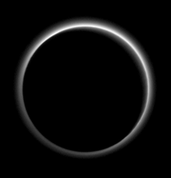 Plutón mostrando su neblina atmosférica recortada contra la luz del Sol. (Fuente: NASA.)