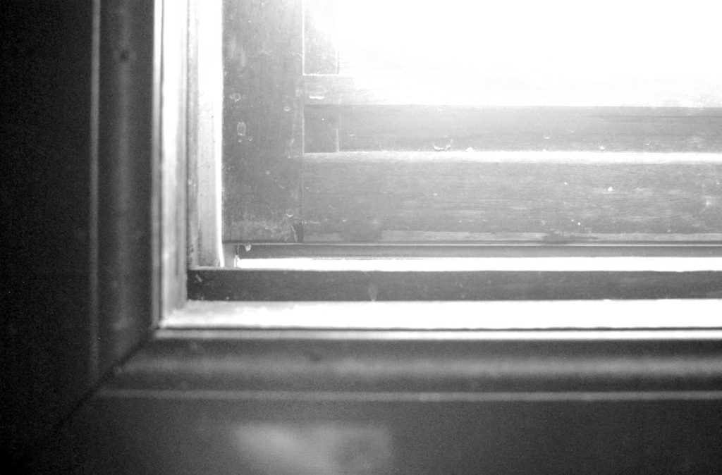 Sentado en el viejo tresillo