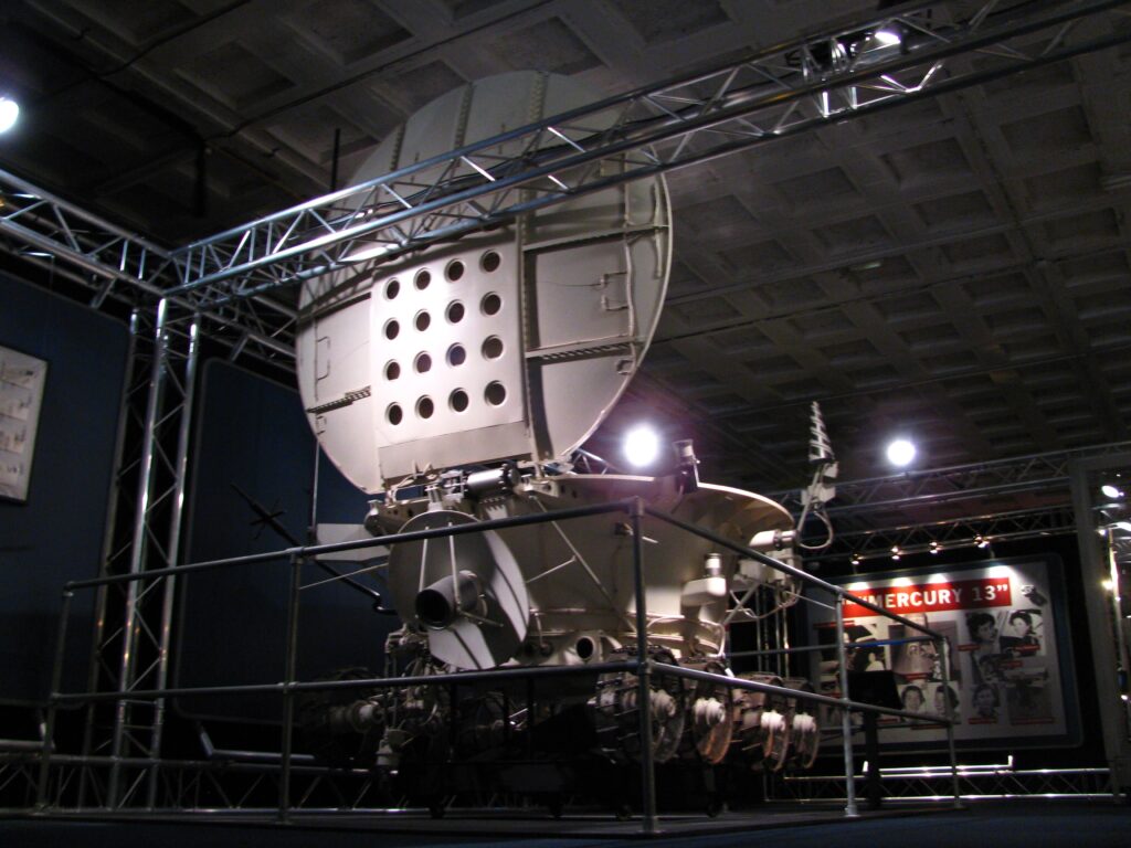 Vista trasera de la maqueta del robot lunar Lunojod en la exposición ExpoNASA (Madrid, 2012). (Foto: Iván Rivera)