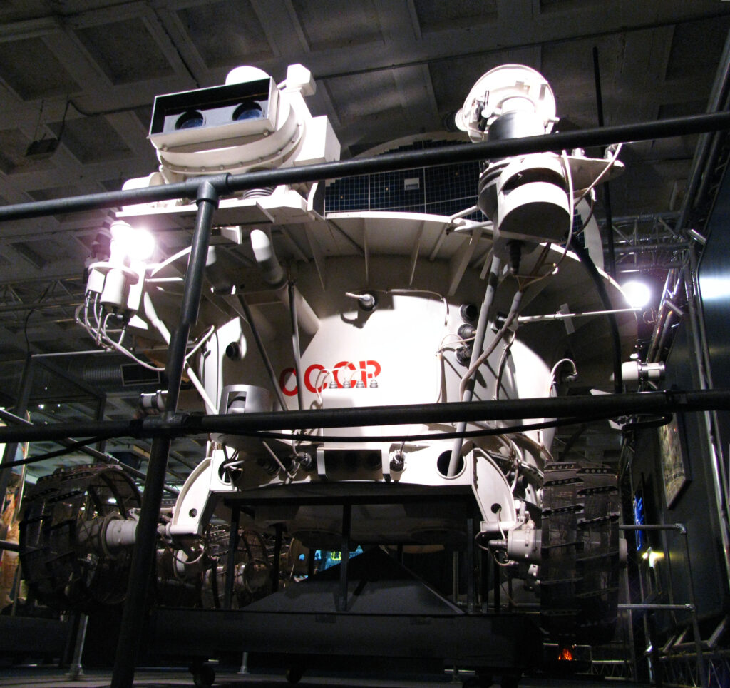 Vista frontal de la maqueta del robot lunar Lunojod en la exposición ExpoNASA (Madrid, 2012), compuesta de dos tomas. (Foto: Iván Rivera)