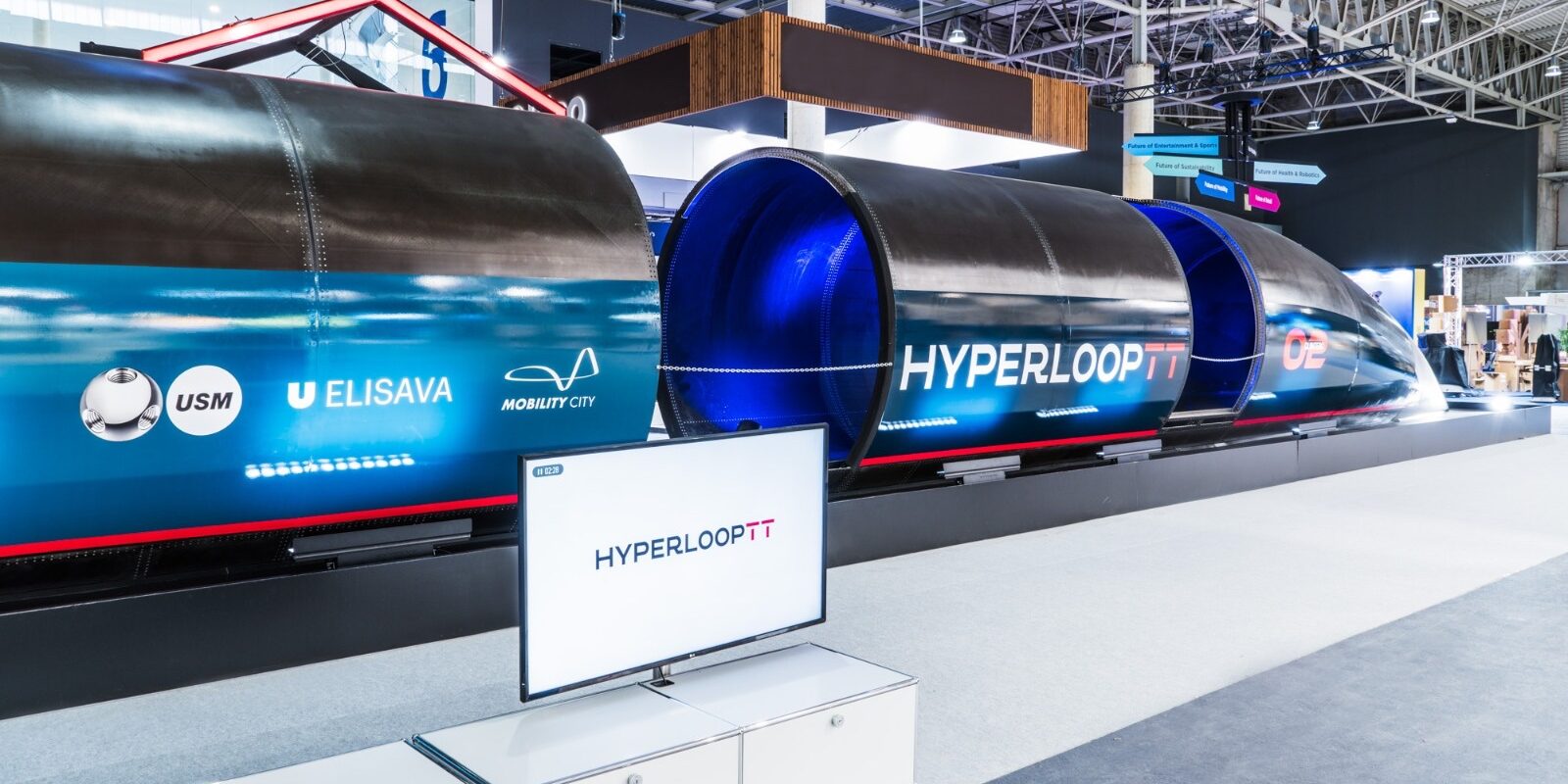 Prototipo de la cápsula de hyperloop de HTT en el MWC de Barcelona, 2023. Se aprecia el corte central.