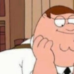 Peter Griffin, protagonista de Family Guy, mira las cosas que hace alguien a su lado.