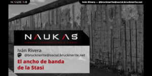 Primera diapositiva de mi charla en el próximo Naukas Bilbao 2023. Muestra el título de la charla, "El ancho de banda de la Stasi", sobre una foto del muro de Berlín en blanco y negro.