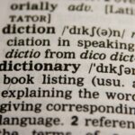 Primerísimo plano de una página de un diccionario de inglés mostrando la palabra 'diccionario'