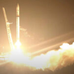 El cohete suborbital Miura 1 de PLD Space se eleva desde su plataforma de lanzamiento; vista nocturna.