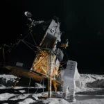 El módulo lunar del Apolo 11 inclinado unos 30 grados a la derecha sobre la superficie lunar, tal y como aparece en el primer capítulo de la primera temporada de "For All Mankind", serie de Apple TV+.