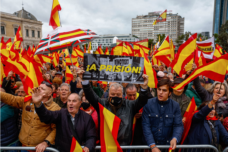 Asistentes a la manifestación contra la amnistía celebrada en la plaza de Colón, en Madrid, este domingo. Se muestra un gran número de banderas españolas sin escudo.
