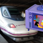 Un tren de alta velocidad (S-102 de Renfe) sale del anden 1 de la estación de Córdoba. Sobre la imagen y a la derecha, un televisor antiguo al estilo de Los Simpson muestra una imagen de La casa-árbol del terror II, (Los Simpson, temporada 3), en la que Bart sostiene una pata de mono momificada.