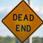 Señal americana de carretera cortada o camino sin salida. Un rombo amarillo contiene el texto "DEAD END".