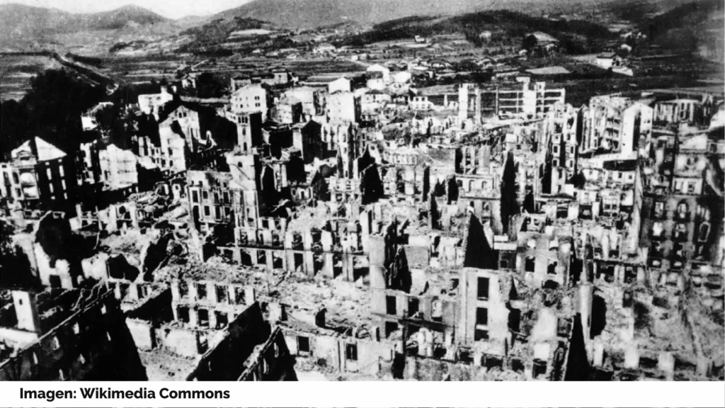 Panorámica aérea de Gernika después del bombardeo de la aviación nazi en 1937. Imagen: Wikimedia Commons.