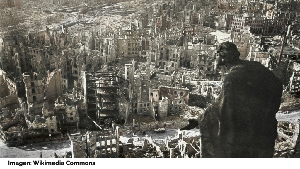 Panorámica desde la torre de la catedral de la ciudad de Dresde después del bombardeo de 1945 por la aviación aliada. Imagen: Wikimedia Commons.
