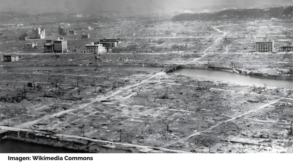 Panorámica aérea de Hiroshima después de la explosión de la bomba atómica lanzada por los Estados Unidos. La zona ha quedado prácticamente vacía, y apenas hay un puñado de edificios en pie. Imagen: Wikimedia Commons
