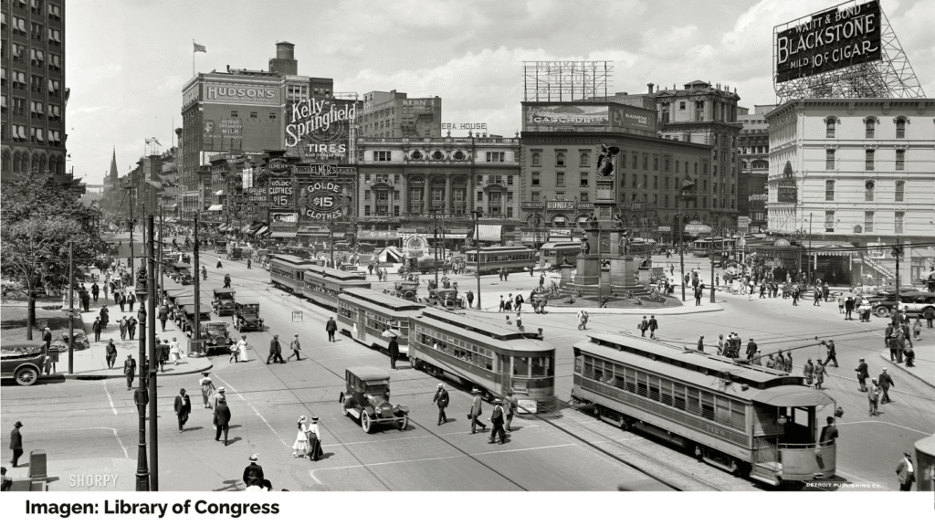 Centro de Detroit, EE. UU., en los años 20 del siglo XX. Aparecen peatones, coches y tranvías. Imagen: Library of Congress.