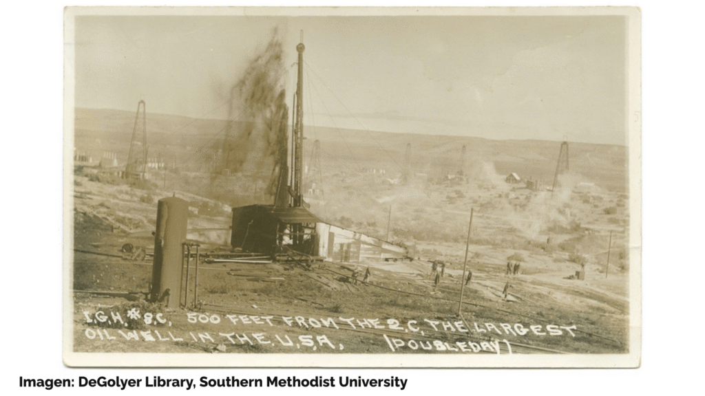 Fotografía antigua de un pozo petrolífero escupiendo petróleo a presión en los EE. UU. Imagen: DeGolyer Library, Southern Methodist University.