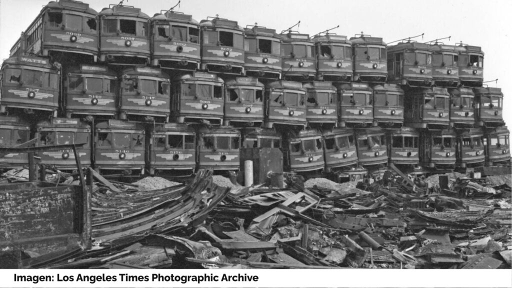 Tranvías en un desguace, apilados en tres alturas y rodeados de chatarra. Imagen: Los Angeles Times Photographic Archive.