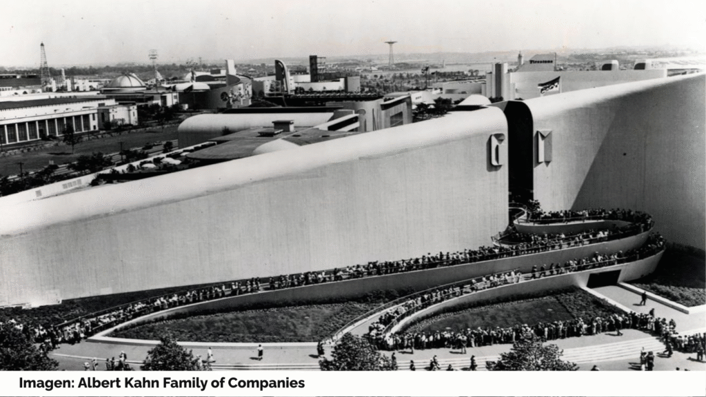 Colas a la entrada del pabellón "Futurama" de General Motors en la exposición universal de 1939 en Nueva York. Las colas siguen unas rampas de entrada curvas, y la arquitectura es futurista. Imagen: Albert Kahn Family of Companies.
