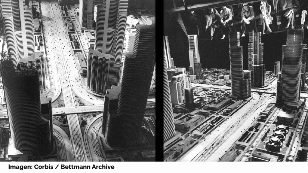 Dos imágenes del interior del pabellón Futurama, mostrando la gran maqueta de la ciudad del futuro. Los coches en las autopistas tienen un tamaño menor de un centímetro. En la segunda imagen se aprecian los asientos móviles desde los que los visitantes podían contemplar la maqueta. Imagen: Corbis, Bettmann Archive.