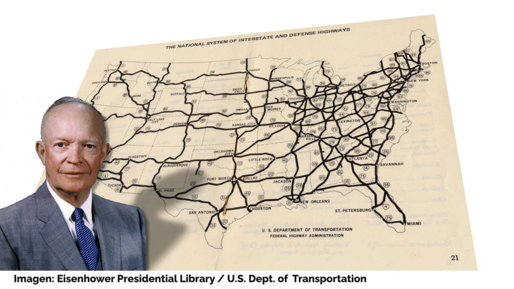 Fotografía de busto del presidente D. D. Eisenhower, frente a un mapa con el plan del sistema nacional de autopistas interestatales para la defensa, que recorren todos los estados contiguos de los EE. UU.