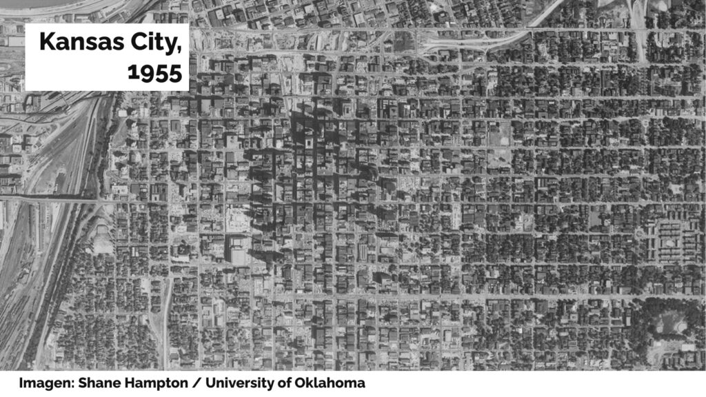 Vista aérea de Kansas City (Misuri) en 1955. Imagen: Shane Hampton, University of Oklahoma.