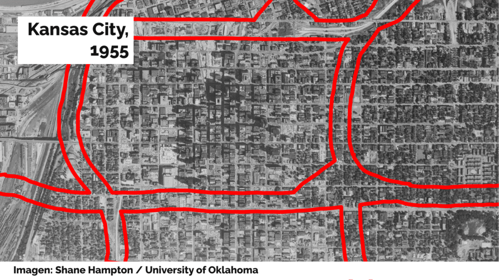 Vista aérea de Kansas City, Misuri, en 1955, con las futuras autopistas marcadas en líneas rojas. Delimitan el centro con una forma rectangular de aproximadamente 15 por 8 manzanas. Imagen: Shane Hampton, University of Oklahoma.