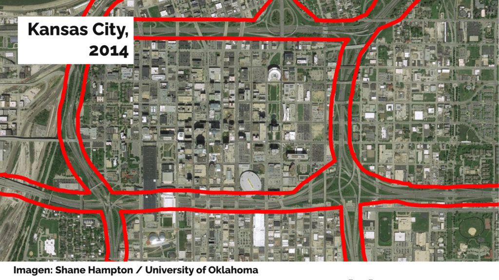 Kansas City, Misuri, en 2014, con el sistema de autopistas finalizado y muchas de las manzanas de alrededor demolidas. Imagen: Shane Hampton, University of Oklahoma.