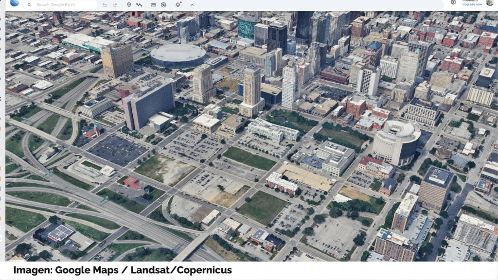 Vista isométrica del centro de Kansas City. Se aprecia una gran cantidad de manzanas vacías que sirven como aparcamientos. Imagen: Google Maps, Landsat, Copernicus.