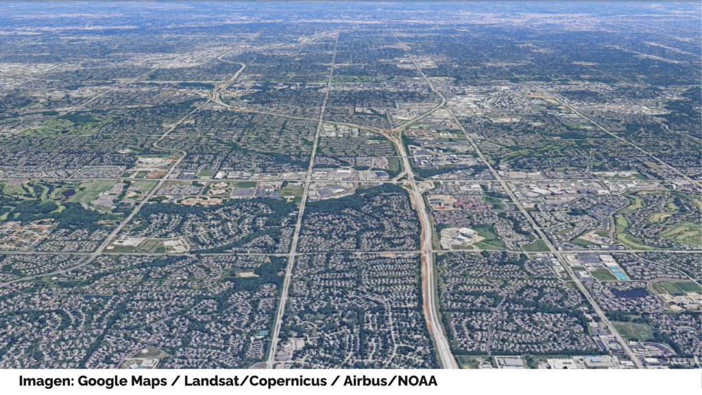 Panorámica aérea de gran altura de un área suburbana en Kansas City, mostrando un tejido urbano similar a los alvéolos pulmonares hasta perderse en el horizonte. Imagen: Google Maps, Landsat, Copernicus, Airbus, NOAA.