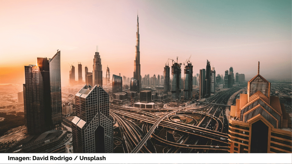 Panorámica de Dubai mostrando rascacielos y un inmenso nudo de autopistas entre ellos. Imagen: David Rodrigo, Unsplash.