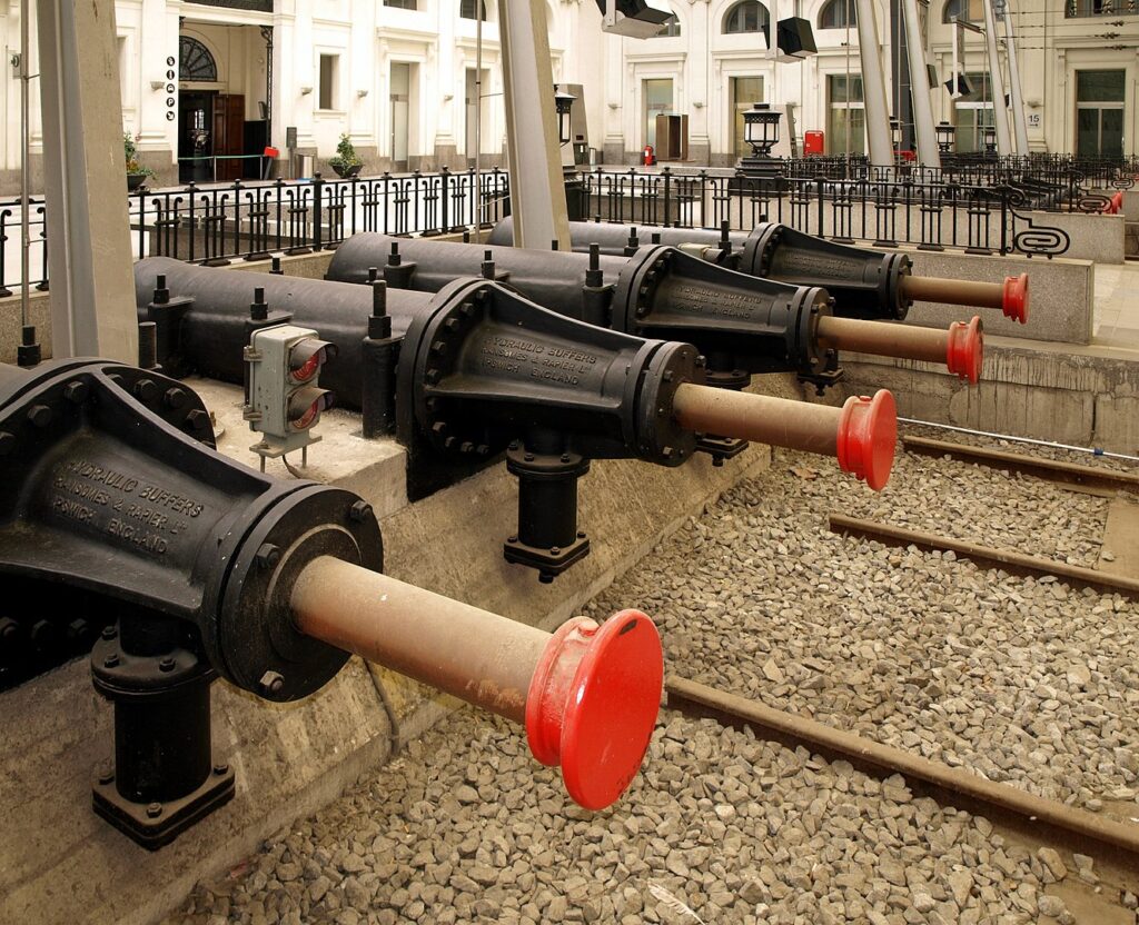 Dos toperas en un par de vías terminales en la Estació de França (Barcelona). Constan de unos brazos terminados en una suerte de tapones contra los que impacta el tren. En caso de impacto, los brazos entran en la carcasa del conjunto, que contiene un fluido que retendrá el movimiento, disipando la energía cinética en forma de calor.