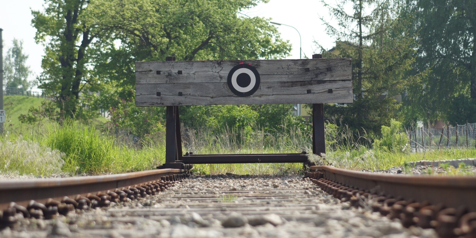 Una vieja topera al final de una vía.