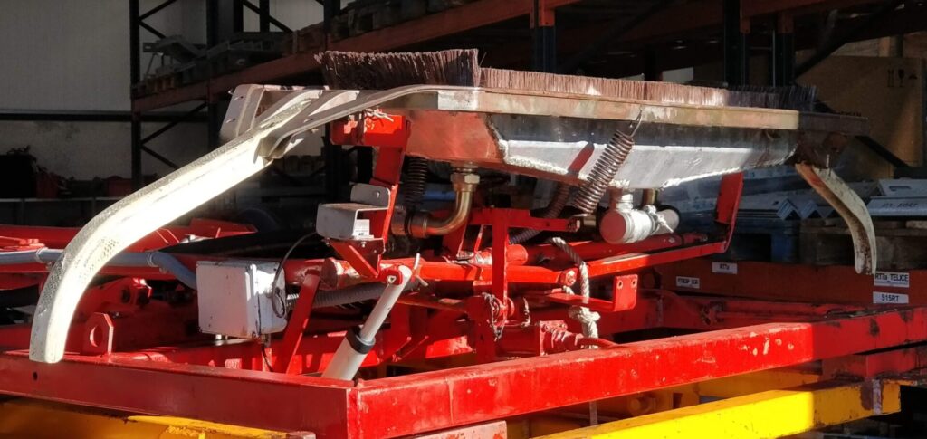 Detalle de la mesilla y los trocadores de un pantógrafo engrasador de catenaria.