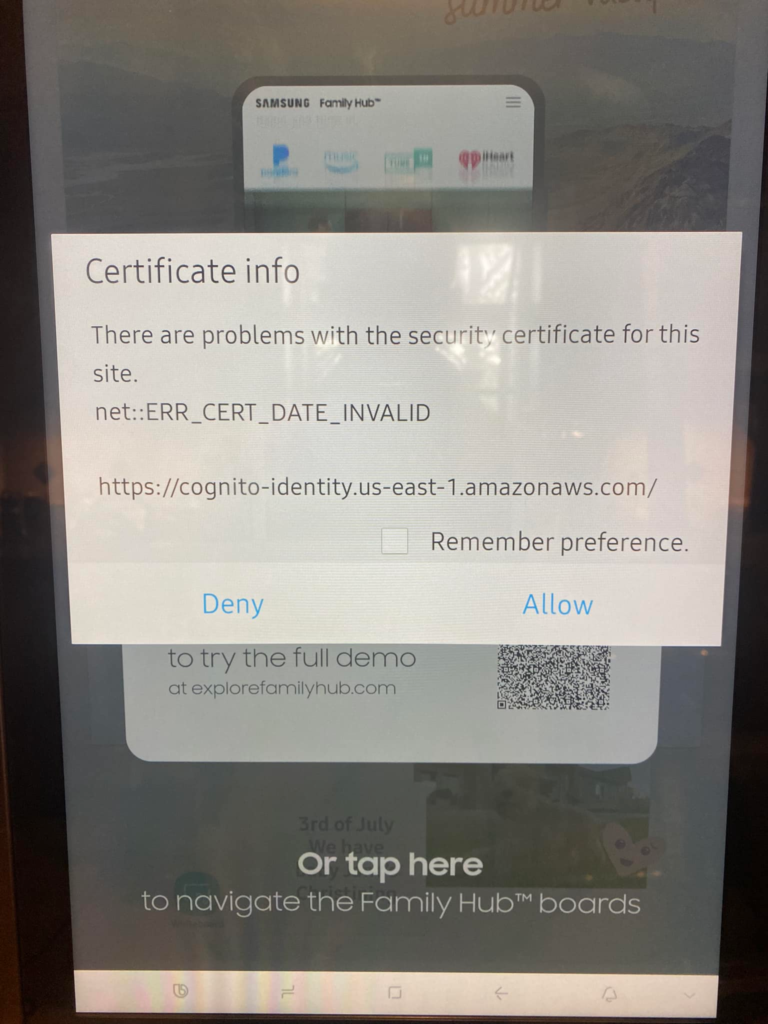 Fotografía de la pantalla de un frigorífico inteligente mostrando un error de certificado no válido.
